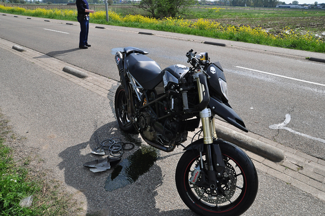 Motorrijder gaat hard onderuit aan de Weteringweg Waalwijk