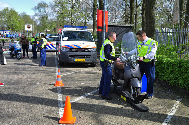 Brom- en snorfiets controle aan de Akkerlaan Waalwijk