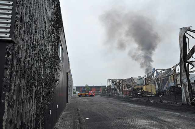 Vlammen laaien weer op aan de Spuiweg Waalwijk