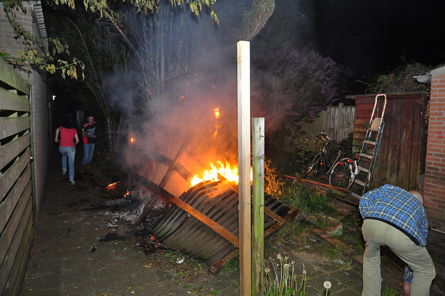 Coniferen in brand aan de Mede Waalwijk
