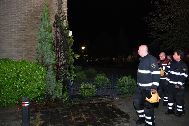 Conifeer in brand aan de Prof. Kranenburgstraat Waalwijk