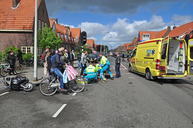 Foto-Update: Jongen zwaargewond na aanrijding met auto aan de Putstraat Waalwijk