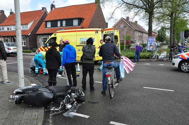 Foto-Update: Jongen zwaargewond na aanrijding met auto aan de Putstraat Waalwijk