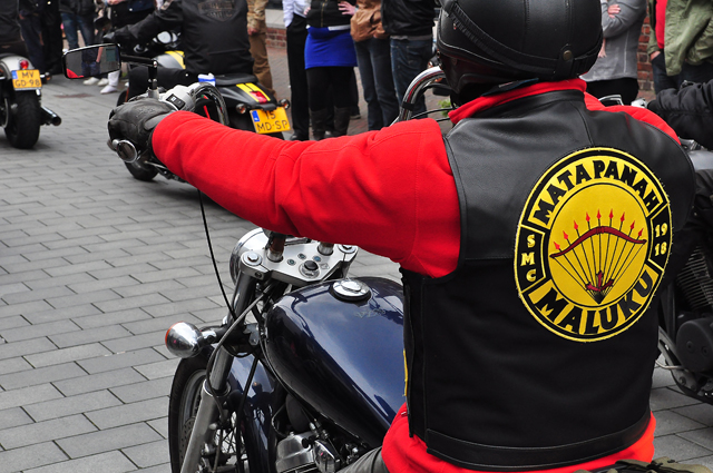 Politie inzet bij herdenking voormalig president Chris Soumokil van de Republiek der Zuid-Molukken (RMS) aan de Markt Waalwijk