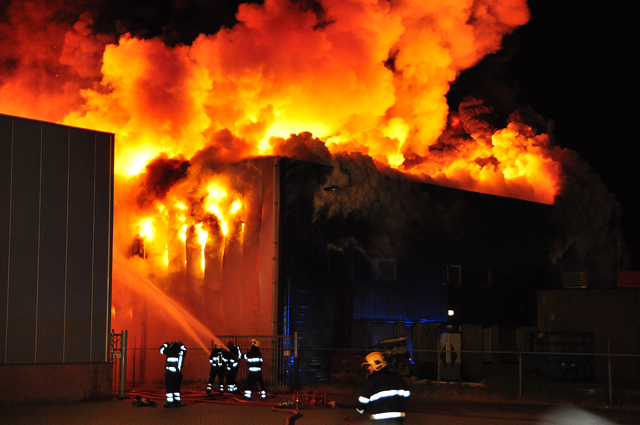 Zeer grote brand aan de Spuiweg Waalwijk