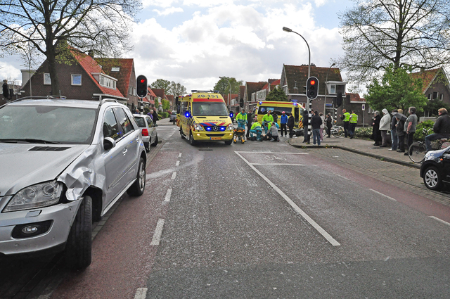 Foto-Update: Jongen zwaargewond na aanrijding met auto aan de Putstraat Waalwijk