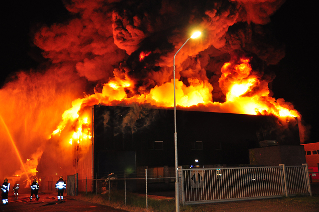Zeer grote brand aan de Spuiweg Waalwijk