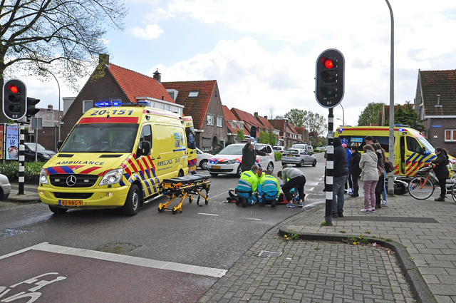 Foto-Update: Jongen zwaargewond na aanrijding met auto aan de Putstraat Waalwijk