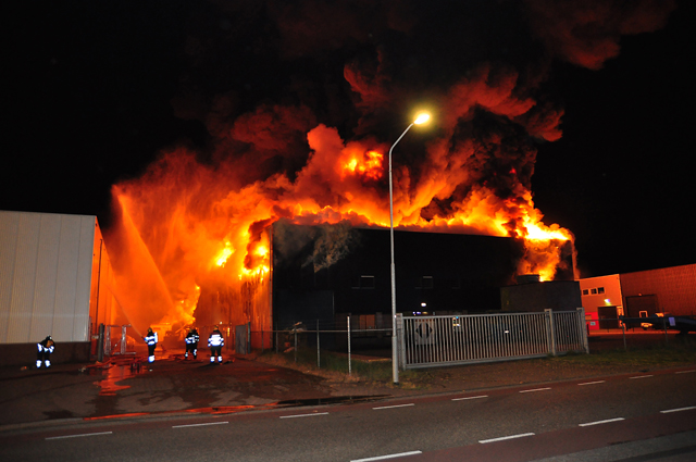 Zeer grote brand aan de Spuiweg Waalwijk