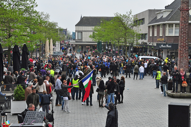 Politie inzet bij herdenking voormalig president Chris Soumokil van de Republiek der Zuid-Molukken (RMS) aan de Markt Waalwijk