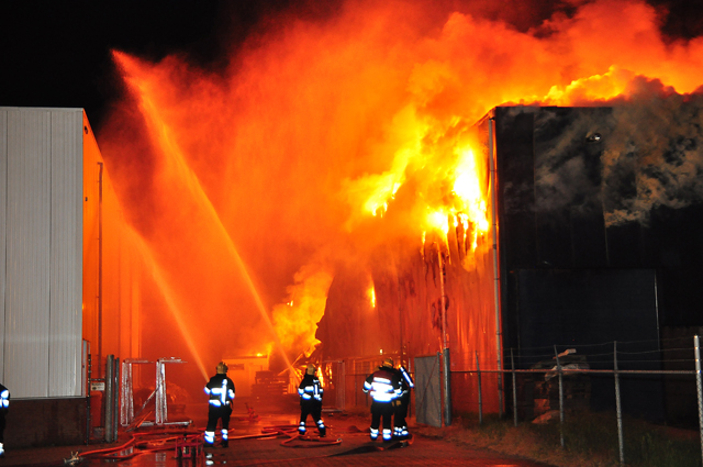 Zeer grote brand aan de Spuiweg Waalwijk