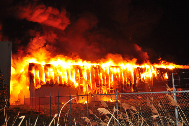 Zeer grote brand aan de Spuiweg Waalwijk
