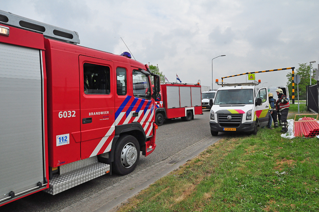 Weg tijdelijk afgesloten door gaslek aan de Kleiweg Waalwijk