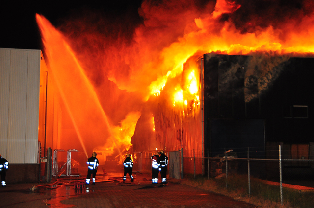 Zeer grote brand aan de Spuiweg Waalwijk