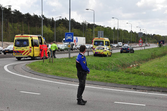 Foto-Update: Jongen zwaargewond na aanrijding met auto aan de Putstraat Waalwijk