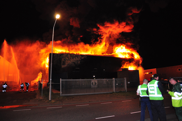 Zeer grote brand aan de Spuiweg Waalwijk