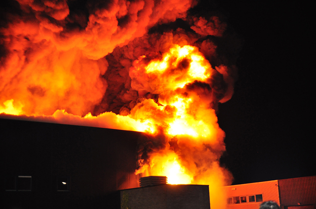 Zeer grote brand aan de Spuiweg Waalwijk