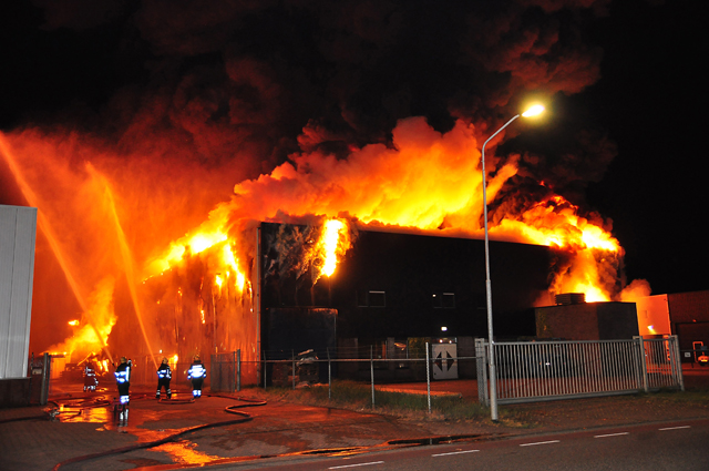 Zeer grote brand aan de Spuiweg Waalwijk