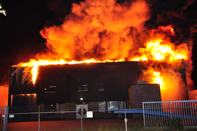 Zeer grote brand aan de Spuiweg Waalwijk