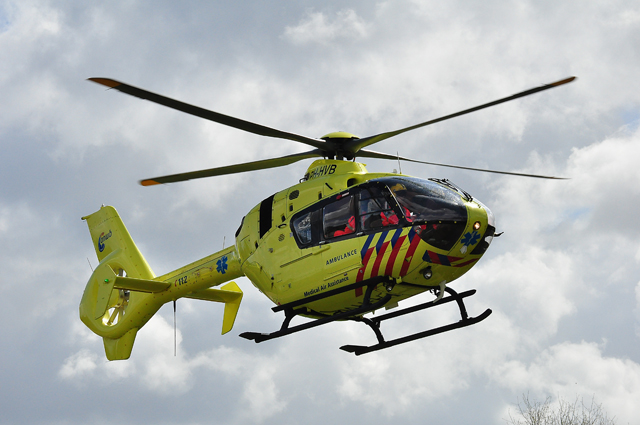 Foto-Update: Jongen zwaargewond na aanrijding met auto aan de Putstraat Waalwijk