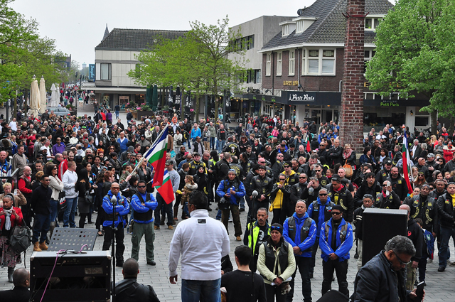 Politie inzet bij herdenking voormalig president Chris Soumokil van de Republiek der Zuid-Molukken (RMS) aan de Markt Waalwijk