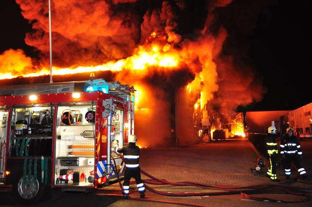Zeer grote brand aan de Spuiweg Waalwijk