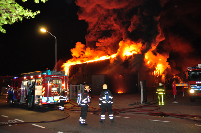 Zeer grote brand aan de Spuiweg Waalwijk