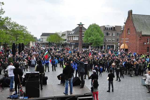 Politie inzet bij herdenking voormalig president Chris Soumokil van de Republiek der Zuid-Molukken (RMS) aan de Markt Waalwijk