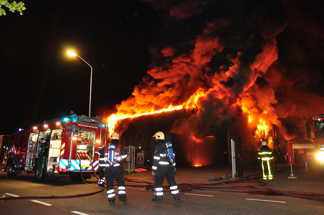 Zeer grote brand aan de Spuiweg Waalwijk
