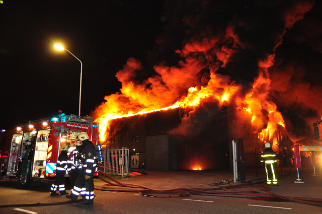 Zeer grote brand aan de Spuiweg Waalwijk