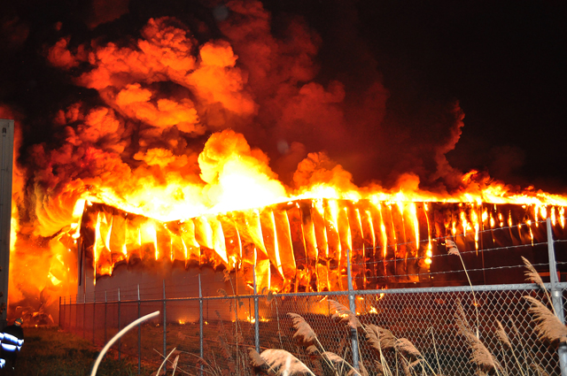 Zeer grote brand aan de Spuiweg Waalwijk