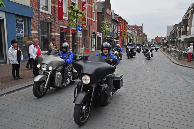 Politie inzet bij herdenking voormalig president Chris Soumokil van de Republiek der Zuid-Molukken (RMS) aan de Markt Waalwijk