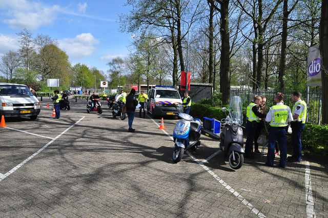 Brom- en snorfiets controle aan de Akkerlaan Waalwijk