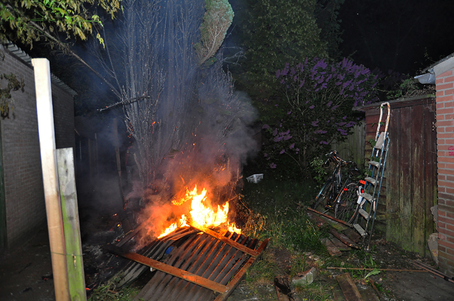 Coniferen in brand aan de Mede Waalwijk