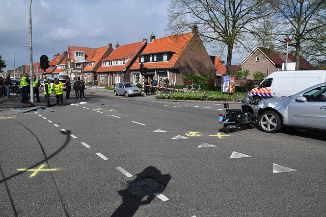 Foto-Update: Jongen zwaargewond na aanrijding met auto aan de Putstraat Waalwijk