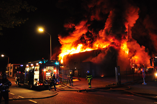 Zeer grote brand aan de Spuiweg Waalwijk