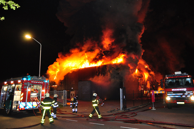 Zeer grote brand aan de Spuiweg Waalwijk