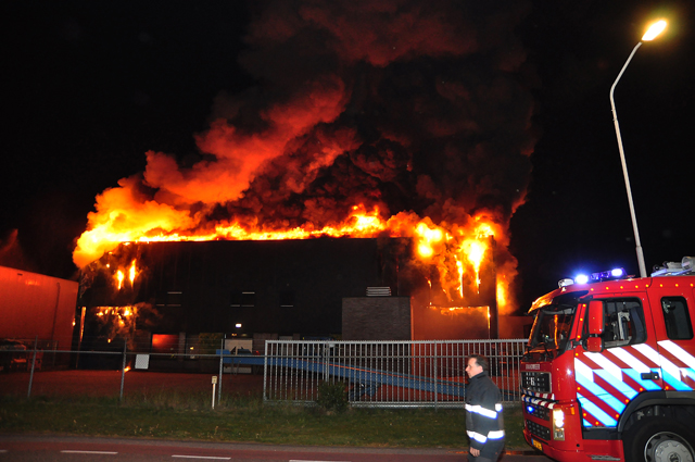 Zeer grote brand aan de Spuiweg Waalwijk