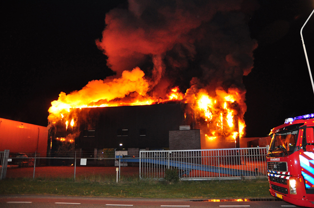 Zeer grote brand aan de Spuiweg Waalwijk