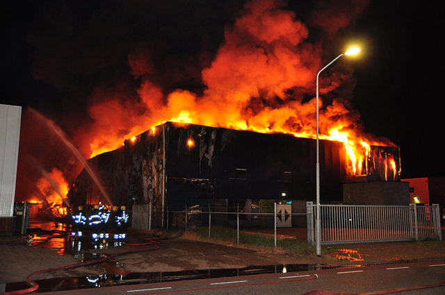 Zeer grote brand aan de Spuiweg Waalwijk