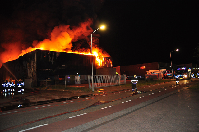 Zeer grote brand aan de Spuiweg Waalwijk