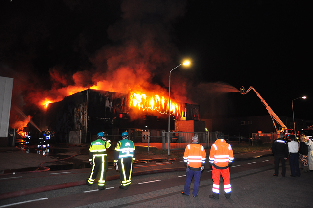 Zeer grote brand aan de Spuiweg Waalwijk