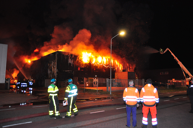 Zeer grote brand aan de Spuiweg Waalwijk