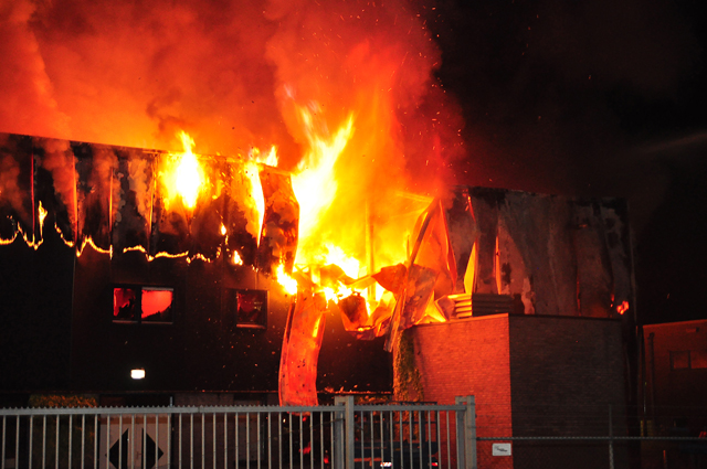 Zeer grote brand aan de Spuiweg Waalwijk