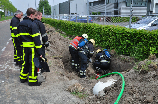 Weg tijdelijk afgesloten door gaslek aan de Kleiweg Waalwijk