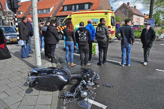 Foto-Update: Jongen zwaargewond na aanrijding met auto aan de Putstraat Waalwijk