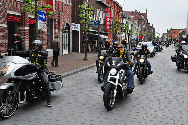 Politie inzet bij herdenking voormalig president Chris Soumokil van de Republiek der Zuid-Molukken (RMS) aan de Markt Waalwijk