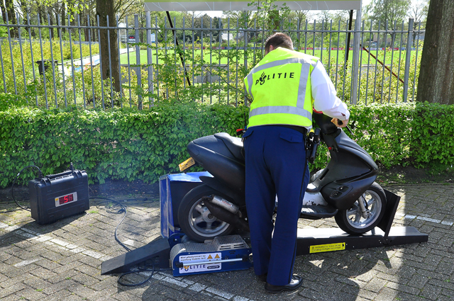 Brom- en snorfiets controle aan de Akkerlaan Waalwijk