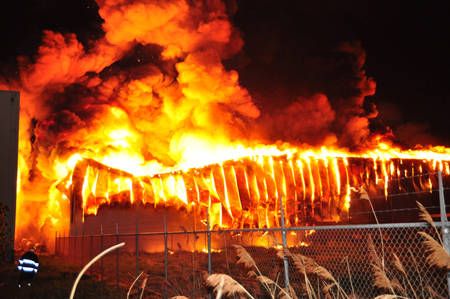 Zeer grote brand aan de Spuiweg Waalwijk