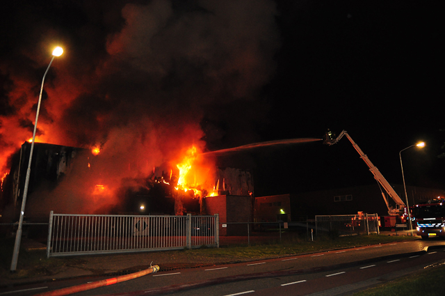 Zeer grote brand aan de Spuiweg Waalwijk